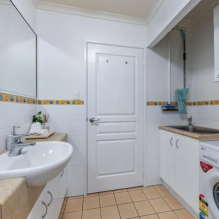 Shingley Poolside Retreat Apartment Airlie Beach Exterior photo