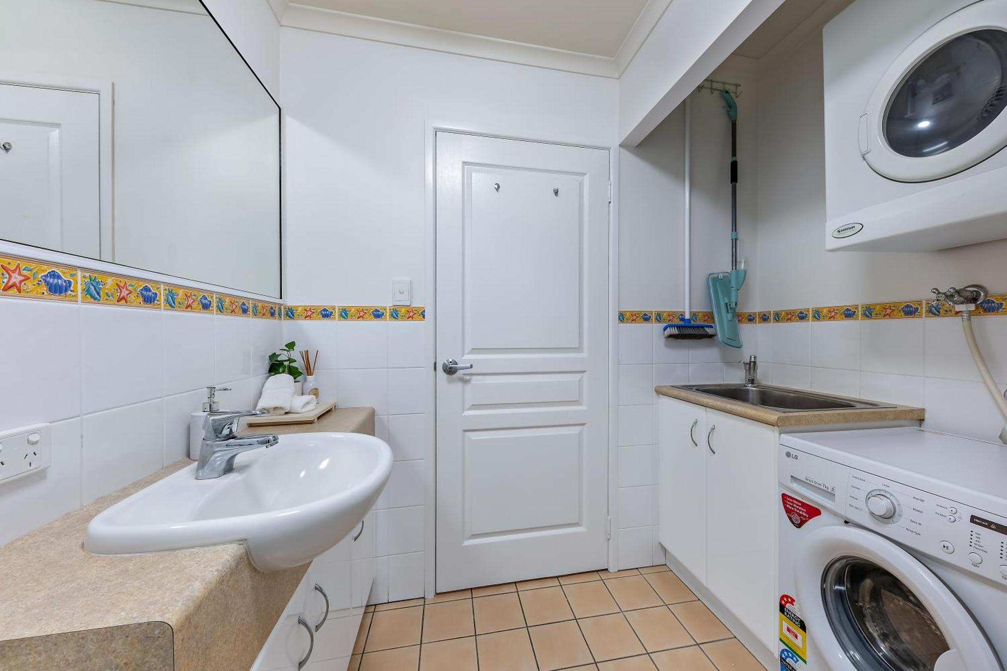 Shingley Poolside Retreat * Airlie Beach