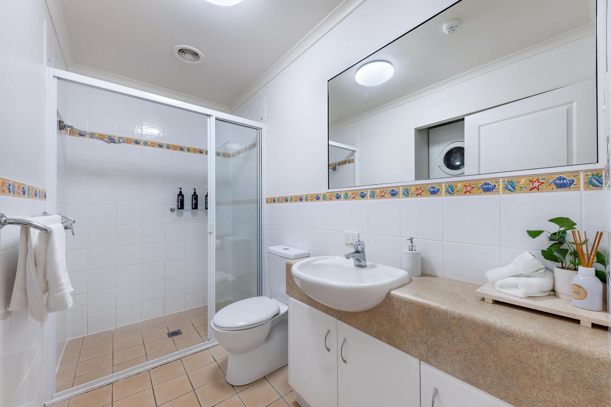 Shingley Poolside Retreat * Airlie Beach