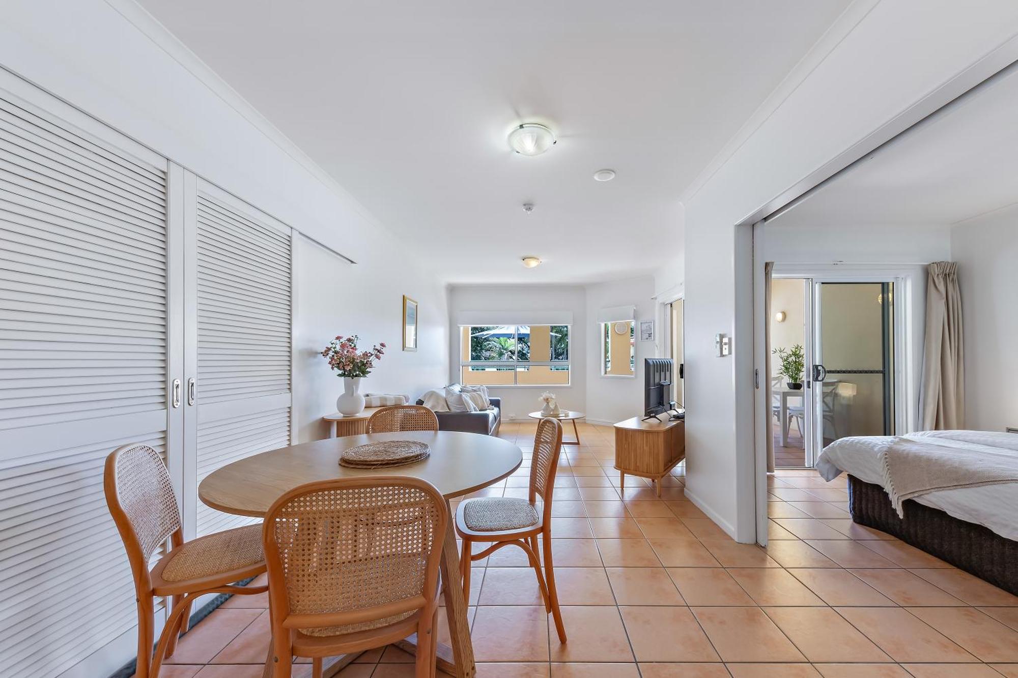 Apartment Shingley Poolside Retreat *