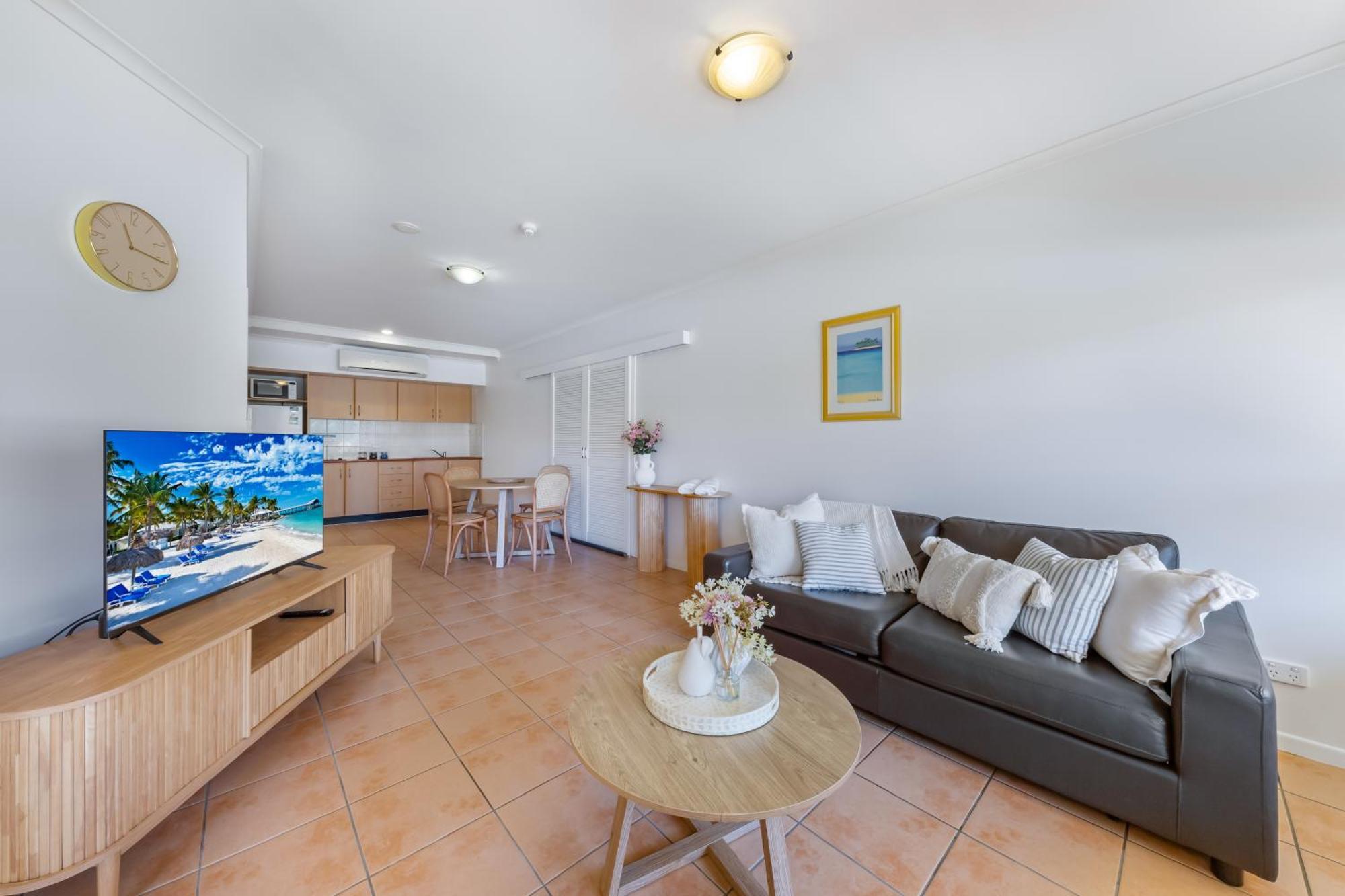 Shingley Poolside Retreat Apartment